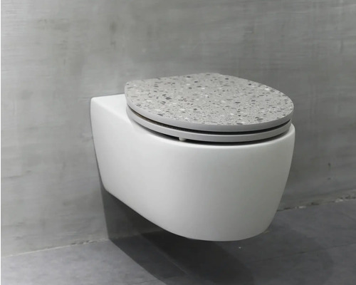 Wandhängendes WC mit WC-Sitz im Terrazzo-Design