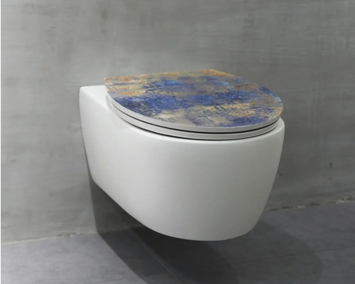 Wand-WC mit farbigem Deckel im Badezimmer.