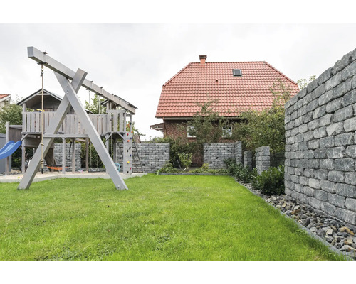 Garten mit Spielplatz und Gabionenwand