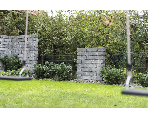 Garten mit Rasenfläche, Mauersteinen und Schaukel