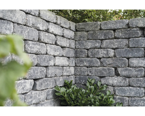 Gemauerte Gartenmauer aus grauen Steinen