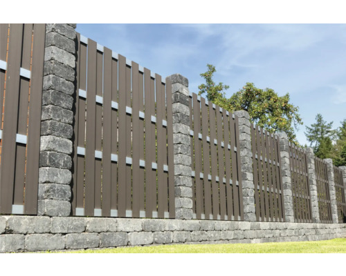 Gartenansicht mit Zaun aus Steinpfosten und Lamellen