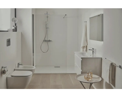 Badezimmer mit Dusche, Waschtisch, Spiegel, Toilette und Bidet
