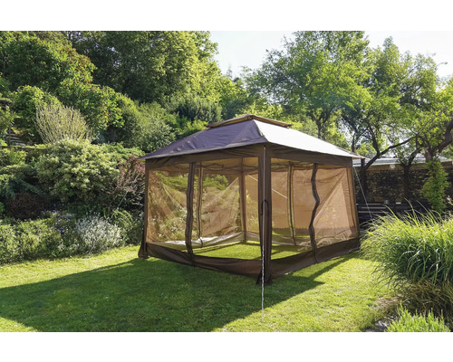 Pavillon mit Moskitonetz im Garten