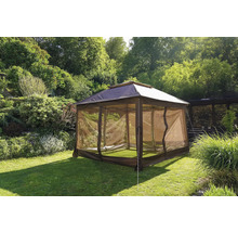 Gartenszene mit Pavillon auf einer Rasenfläche.