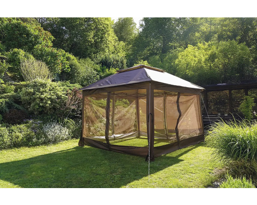 Gartenszene mit Pavillon auf einer Rasenfläche.