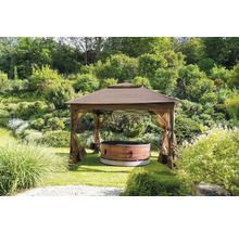 Gartenszene mit einem Holz-Whirlpool unter einem Pavillon