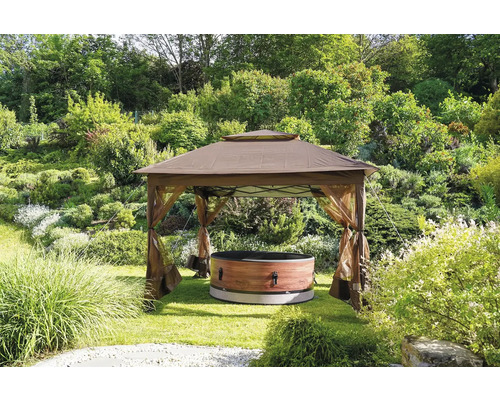 Gartenszene mit einem Holz-Whirlpool unter einem Pavillon