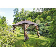 Pavillon mit Vorhängen im Garten