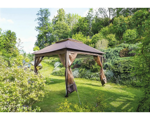 Pavillon mit Vorhängen im Garten