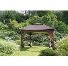 Pavillon mit Vorhängen im Garten