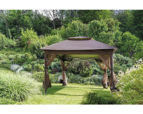 Pavillon mit Vorhängen im Garten