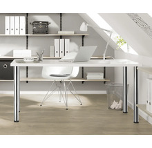 Helles Arbeitszimmer mit Schreibtisch, Stuhl, Regalen und Büromaterialien