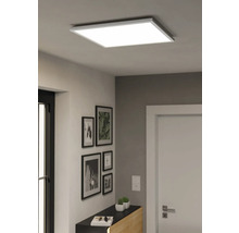 Raumansicht mit quadratischer LED-Deckenleuchte