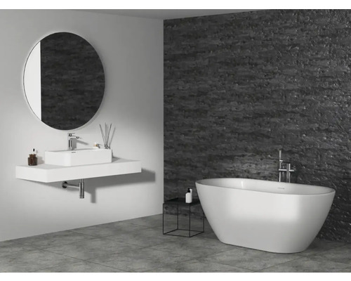 Badezimmer mit Badewanne, Waschtisch und Spiegel