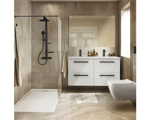 Badezimmer mit Dusche, Waschbeckenunterschrank, Spiegel und Toilette in hellem Design