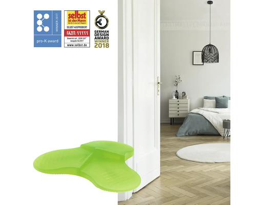 Grüner Türstopper vor einem geöffneten Schlafzimmer mit Auszeichnungen