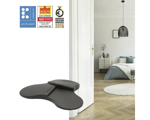 Türstopper am Boden vor einer offenen Tür mit Schlafzimmer im Hintergrund
