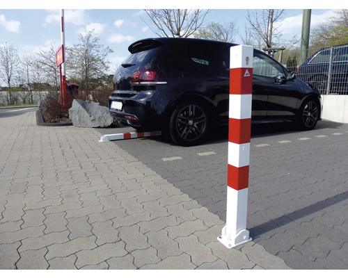 Sperrpfosten mit rot-weißer Markierung zur Absicherung von Parkplätzen