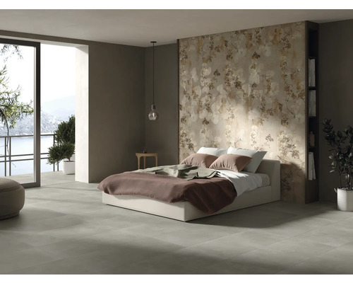 Schlafzimmer mit Bett, floraler Tapete und Schiebetür zum Balkon