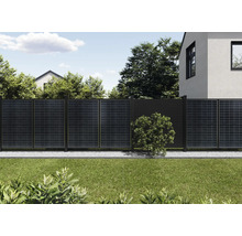 Gartenzaun mit Solarmodulen und Holzelementen im Außenbereich