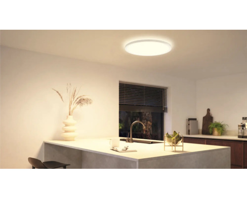 Helle Küche mit moderner Deckenleuchte, Spüle und Dekoration