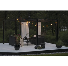 Pergola mit Gartenmöbeln, Beleuchtung und Pflanzen auf einer Terrasse