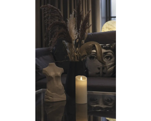 Dekoration mit Frauenbüste, Kerze und Trockenblumen auf einem Tisch