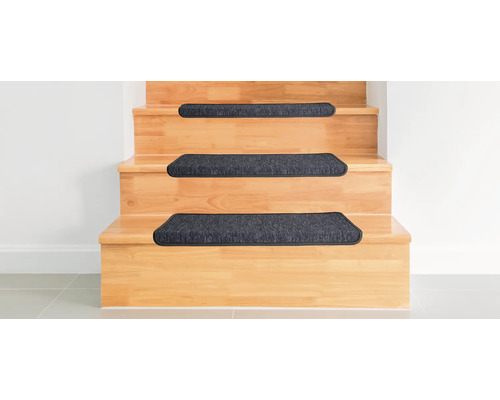 Holztreppe mit grauen Stufenmatten