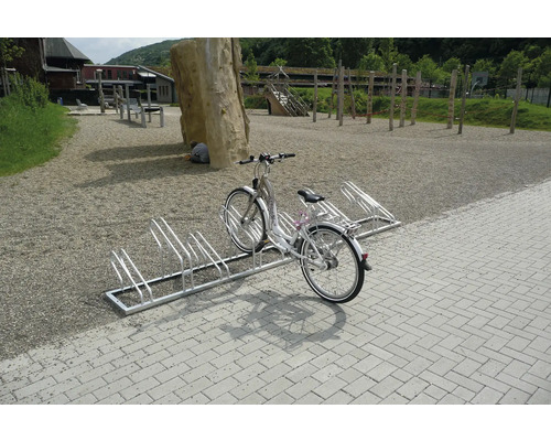 Fahrrad an Fahrradständer im Außenbereich