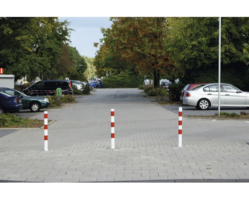Parkplatz mit rot-weiss gestreiften Begrenzungspfosten