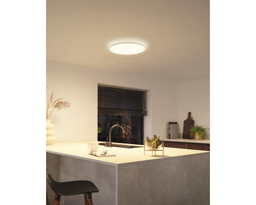 Deckenleuchte in einer modernen Küche.