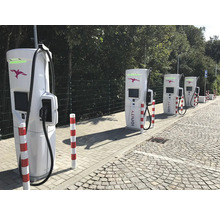 Mehrere Ladestationen für Elektroautos auf einem Parkplatz.