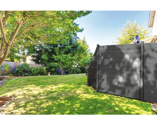 Gartenansicht mit Holzzaun für Privatsphäre