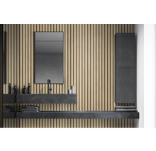 Badezimmer mit Waschbecken, Spiegel, Schrank und Holzpaneelwand