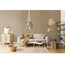 Wohnzimmer mit Paneelwand, Sofa und Holztisch