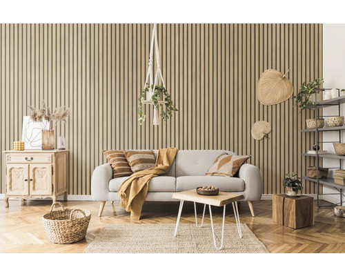 Wohnzimmer mit Paneelwand, Sofa und Holztisch
