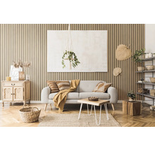 Wohnzimmer mit Paneelwand, Sofa und Holztisch