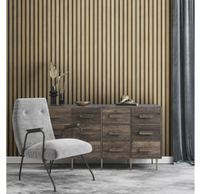 Interieur mit Holzlamellenwand, Kommode und Sessel