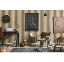 Helles Zimmer mit Holzvertäfelung, Schreibtisch, Stuhl und dekorativen Elementen für ein modernes Ambiente.