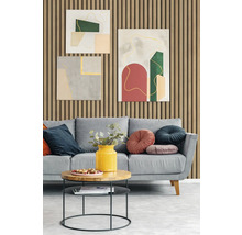 Wohnzimmer mit grauem Sofa, Kissen, Beistelltisch und abstrakten Wandbildern vor einer Wand mit Holzpaneelen