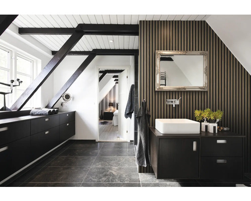 Helles Badezimmer mit Waschtisch, Spiegel und Holzwandverkleidung