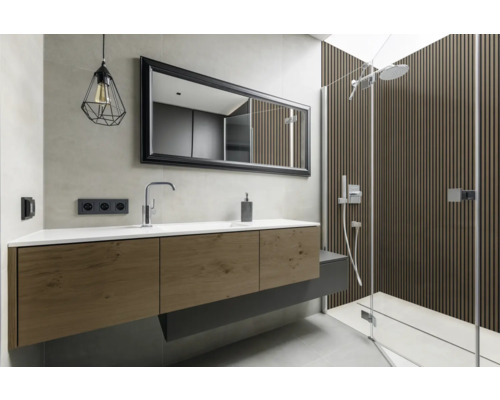 Badezimmer mit Waschtisch, Spiegel, Dusche und Lamellenwand