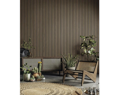 Wohnzimmer mit Akustikpaneelen an der Wand, einem Sideboard, einem Sessel und verschiedenen Pflanzen.