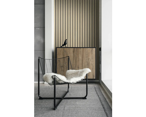 Wohnzimmer Szene mit Teppich, Sessel mit Fell und Holzvertäfelung