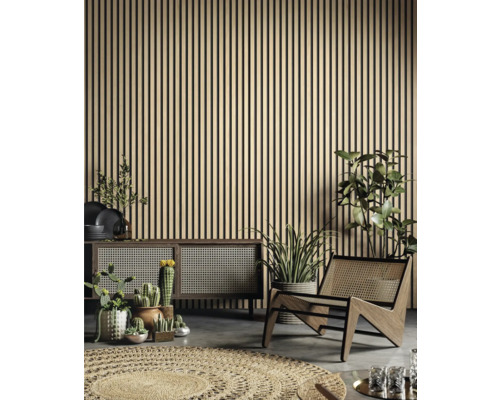 Wohnzimmer mit Wandpaneelen, Kommode, Sessel, Teppich und Pflanzen