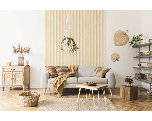 Wohnzimmer mit Sofa, Holztisch, Kommode und Wandpaneelen