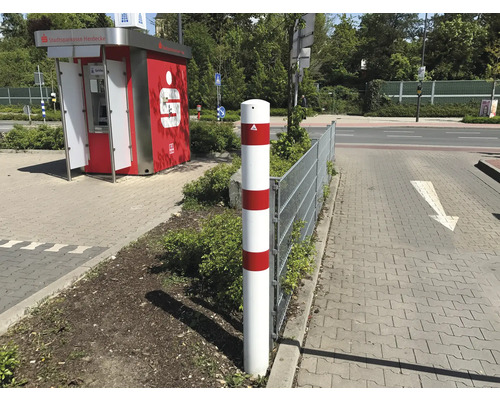 Rot-weißer Sicherheitspoller neben einer Straße.