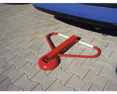 Rote Parksperre auf Pflastersteinen vor einem Auto