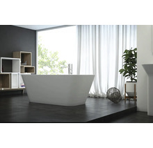 Helles Badezimmer mit freistehender Badewanne, Regal und Dekoration